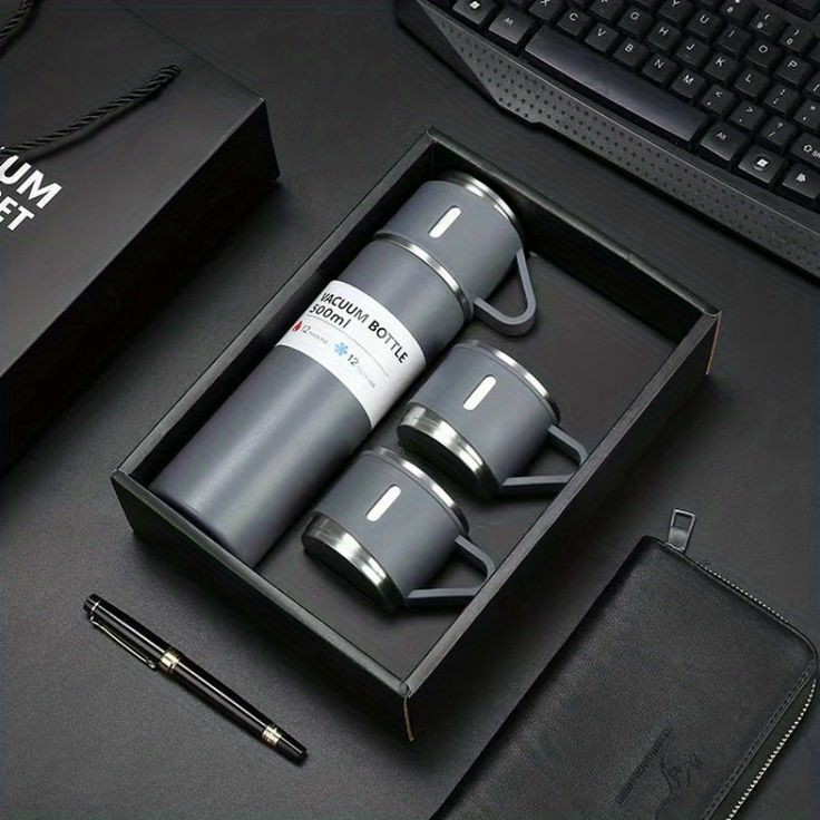Vacuum Bottle with Cups Set